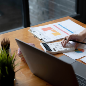 Lavoratore alle prese con lo smartworking