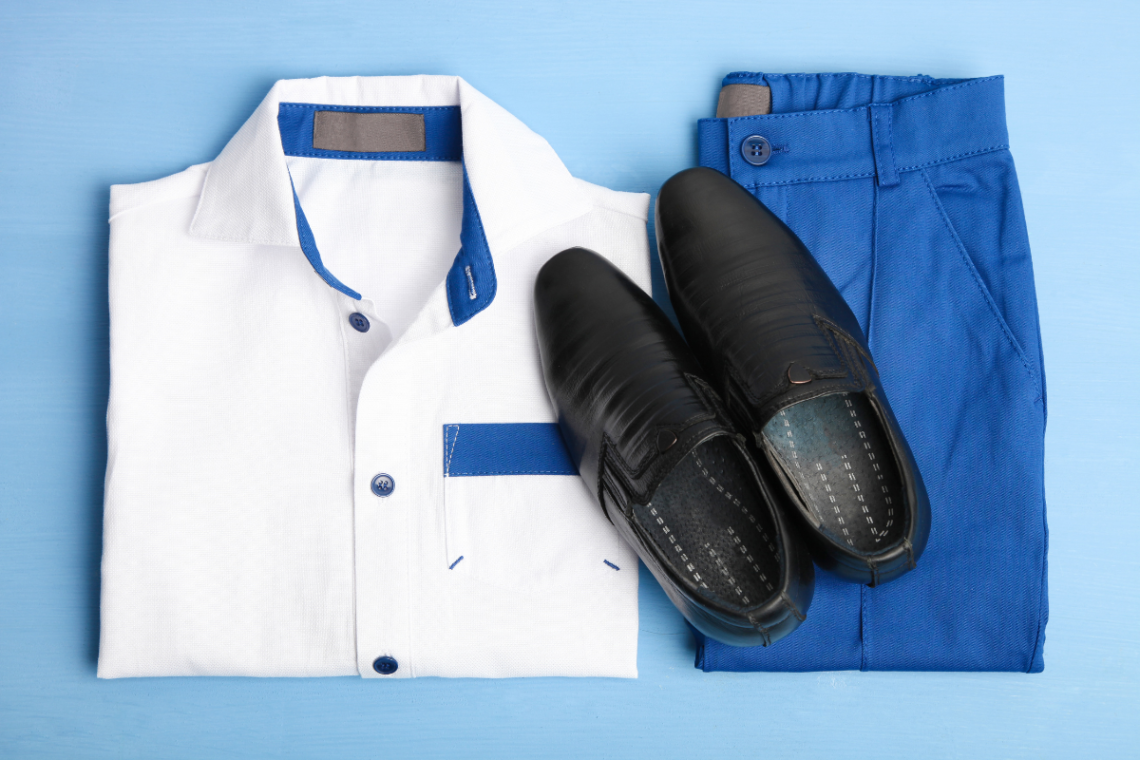 Camicia bianca, pantaloni e scarpe per un'uniforme al lavoro